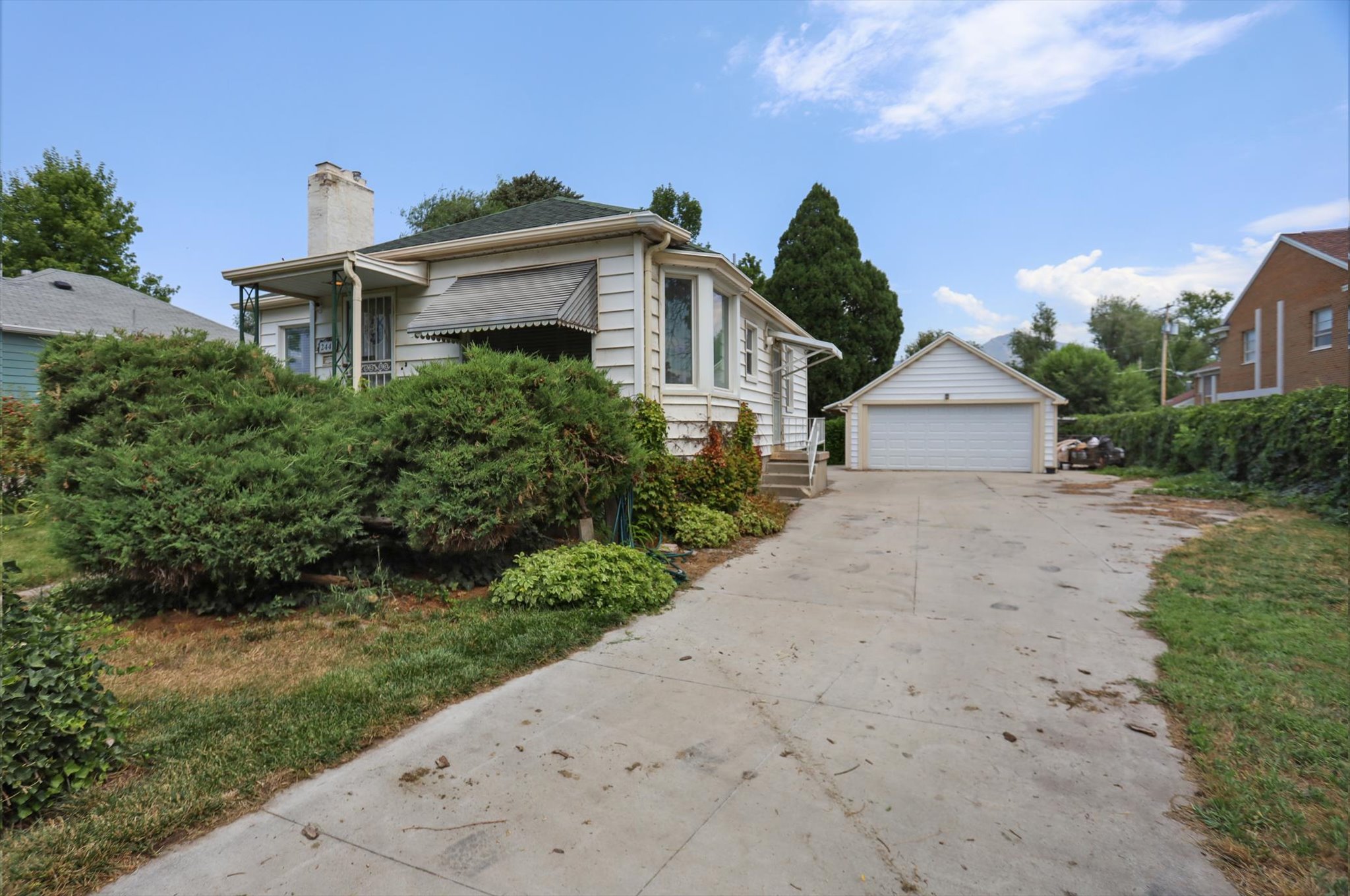 plenty of parking space, detached 2 car garage