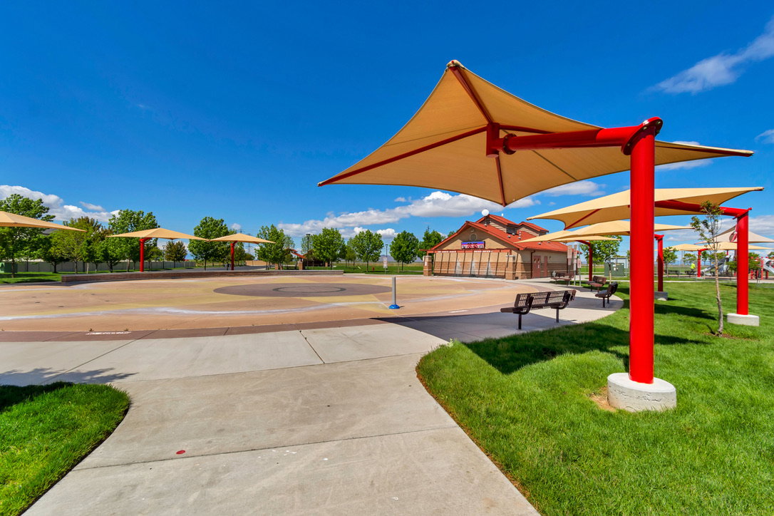 Expansive outdoor splash pad with multiple water features