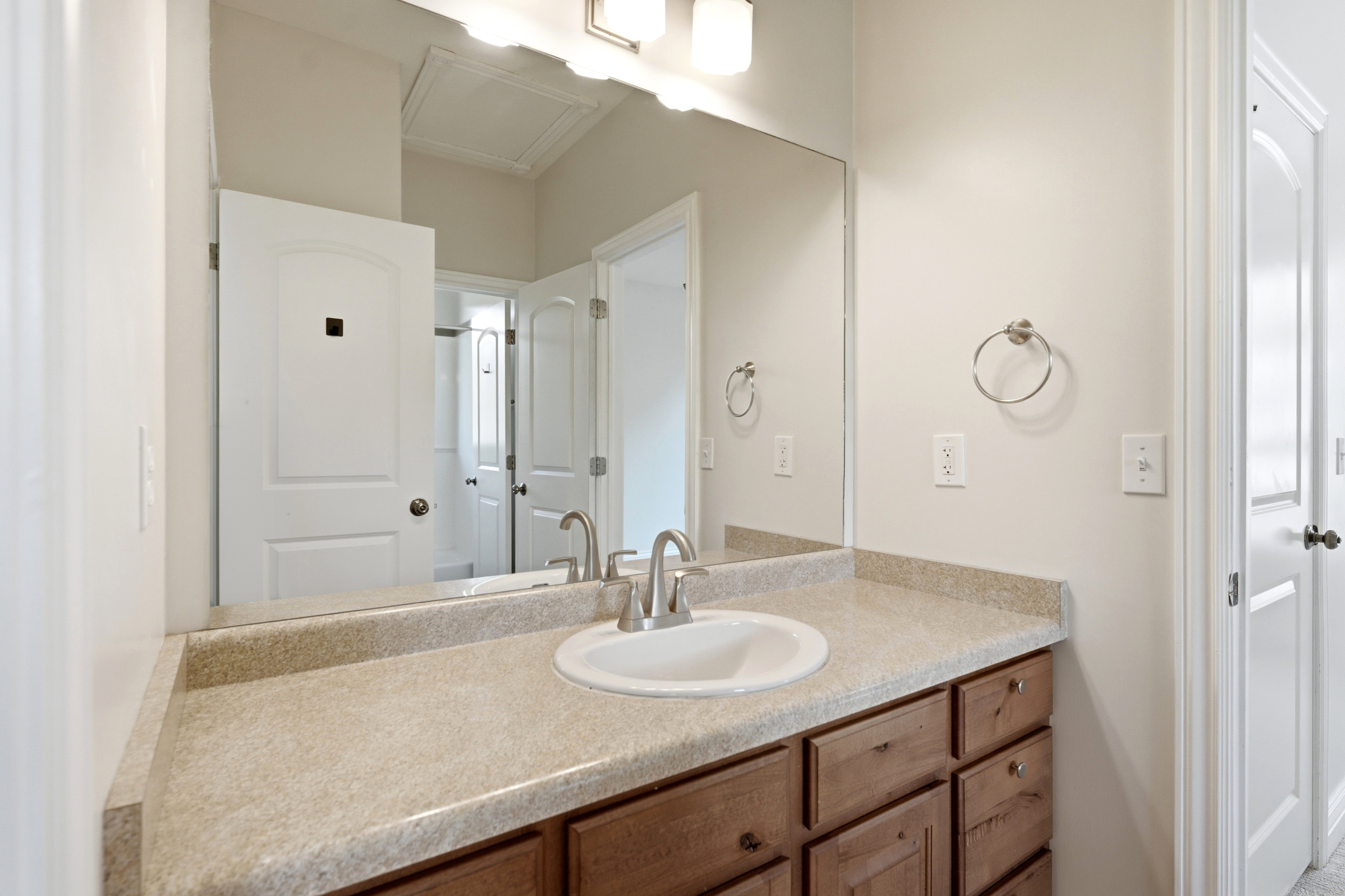 Main floor 2nd bedroom's bathroom