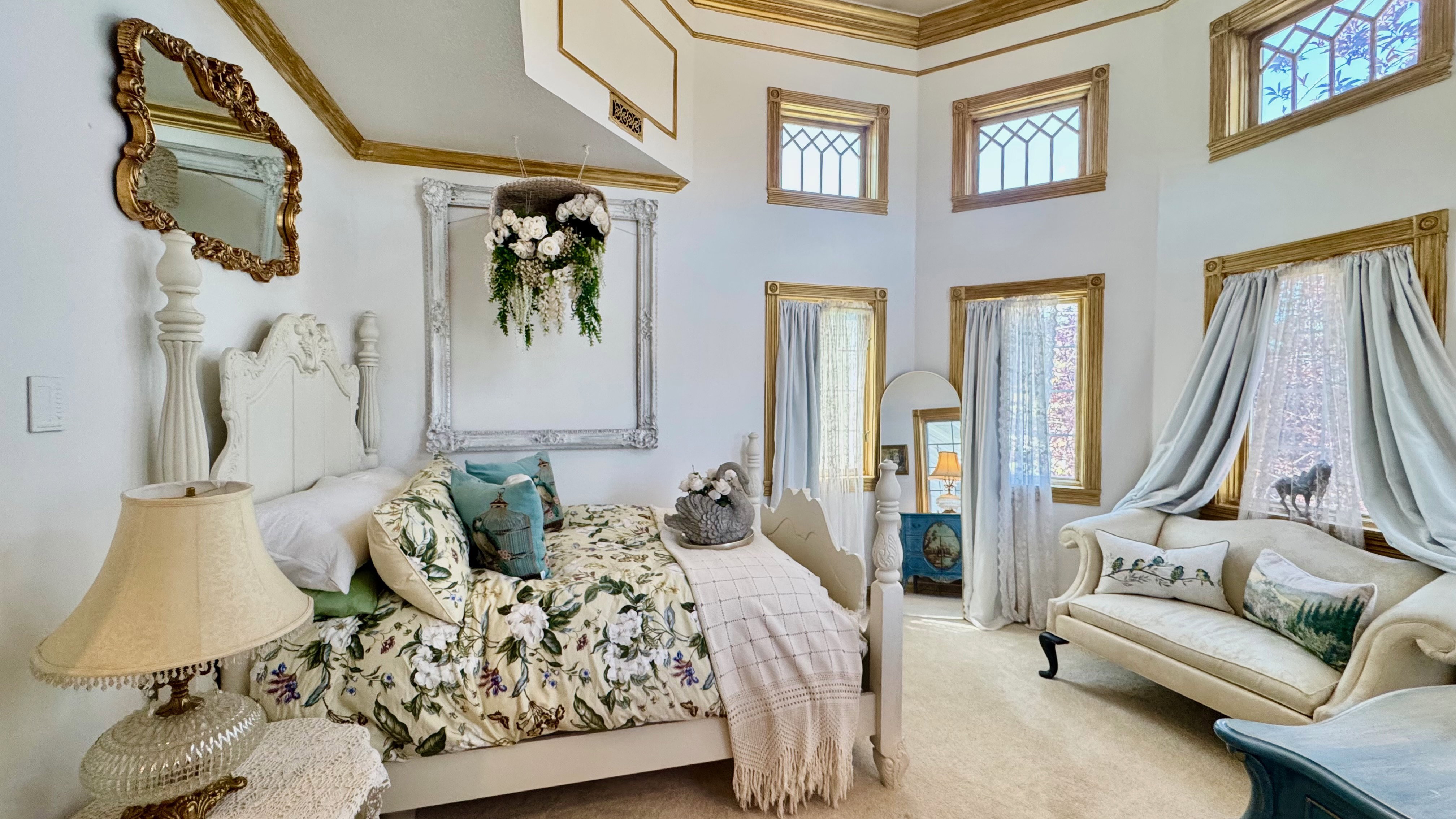 High ceilings with decorative trim