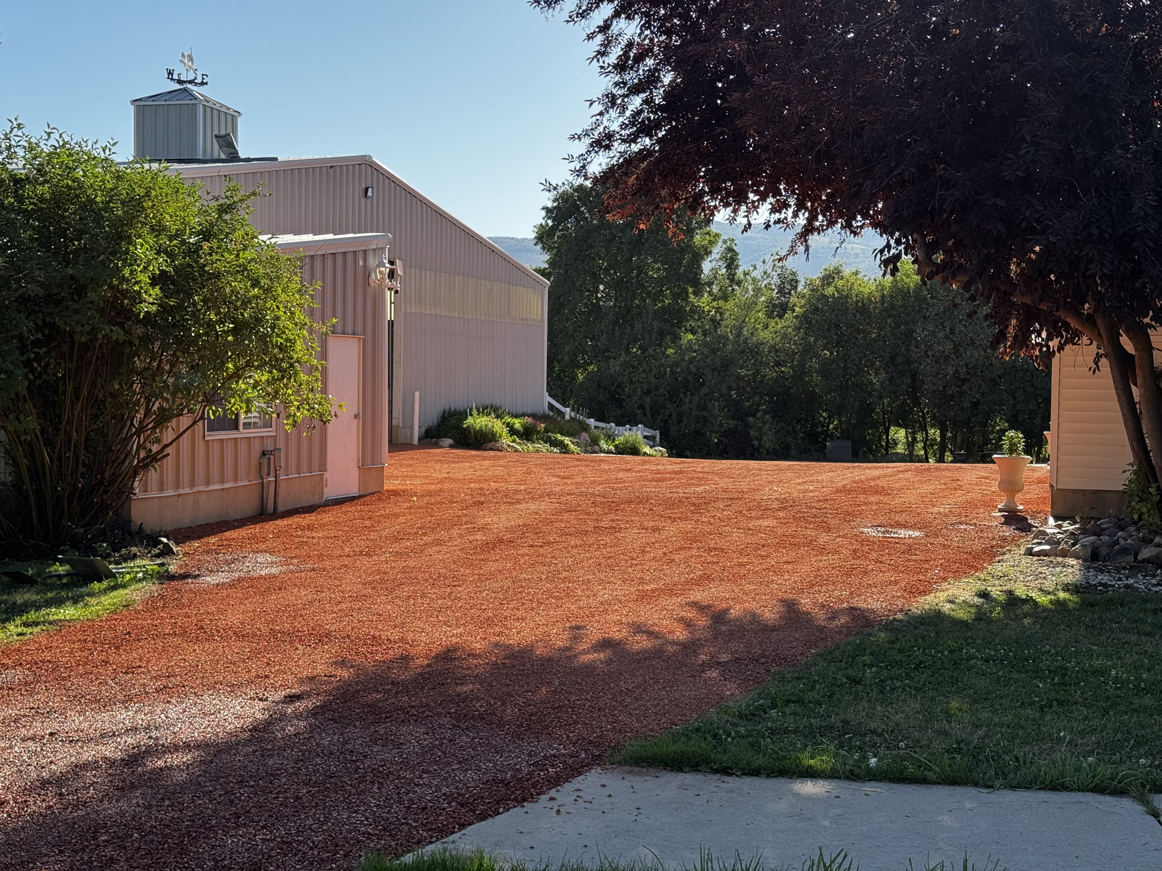 Expansive red aggregate ground cover