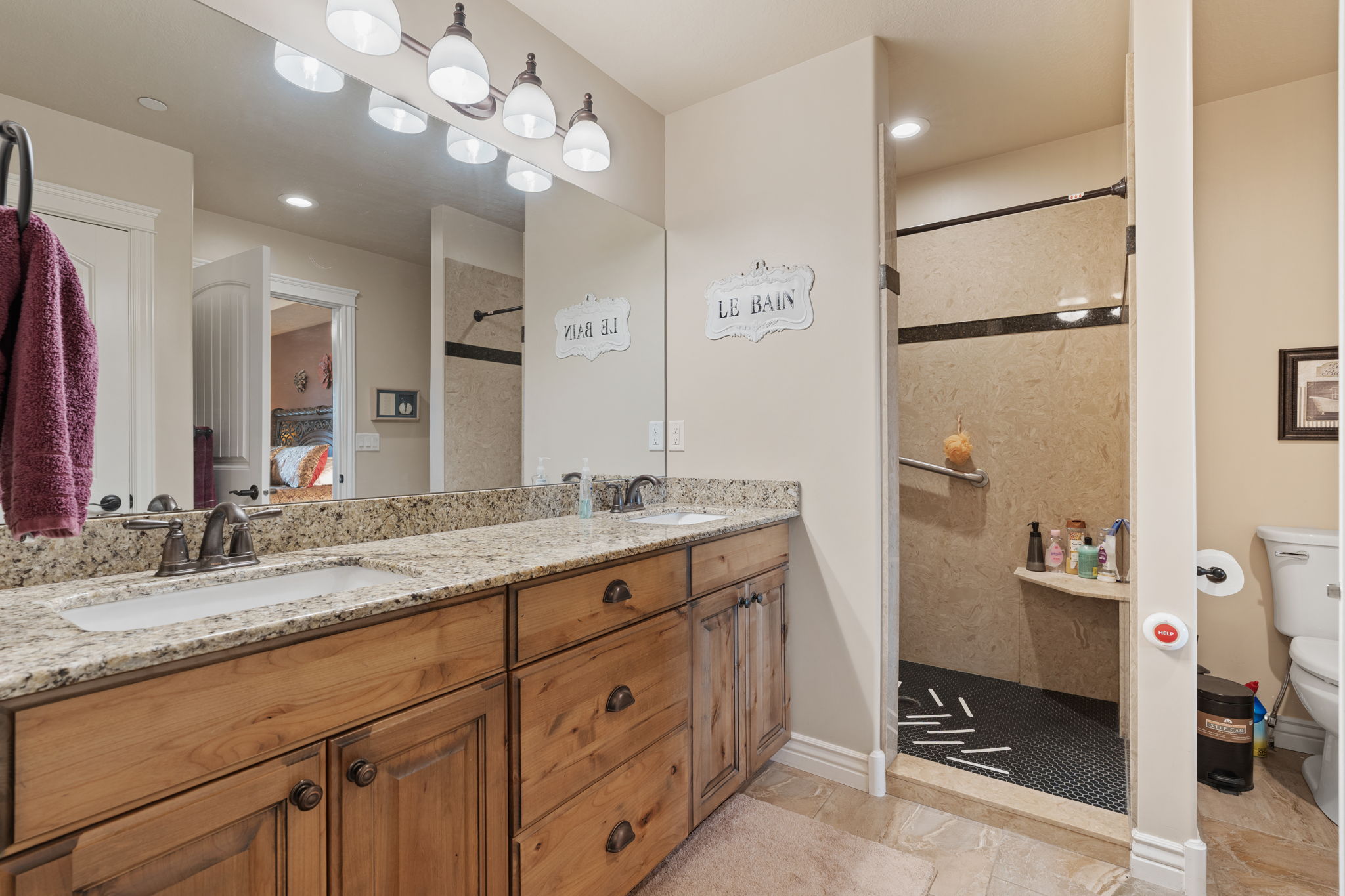 Double vanity with granite countertop and dual undermount sinks