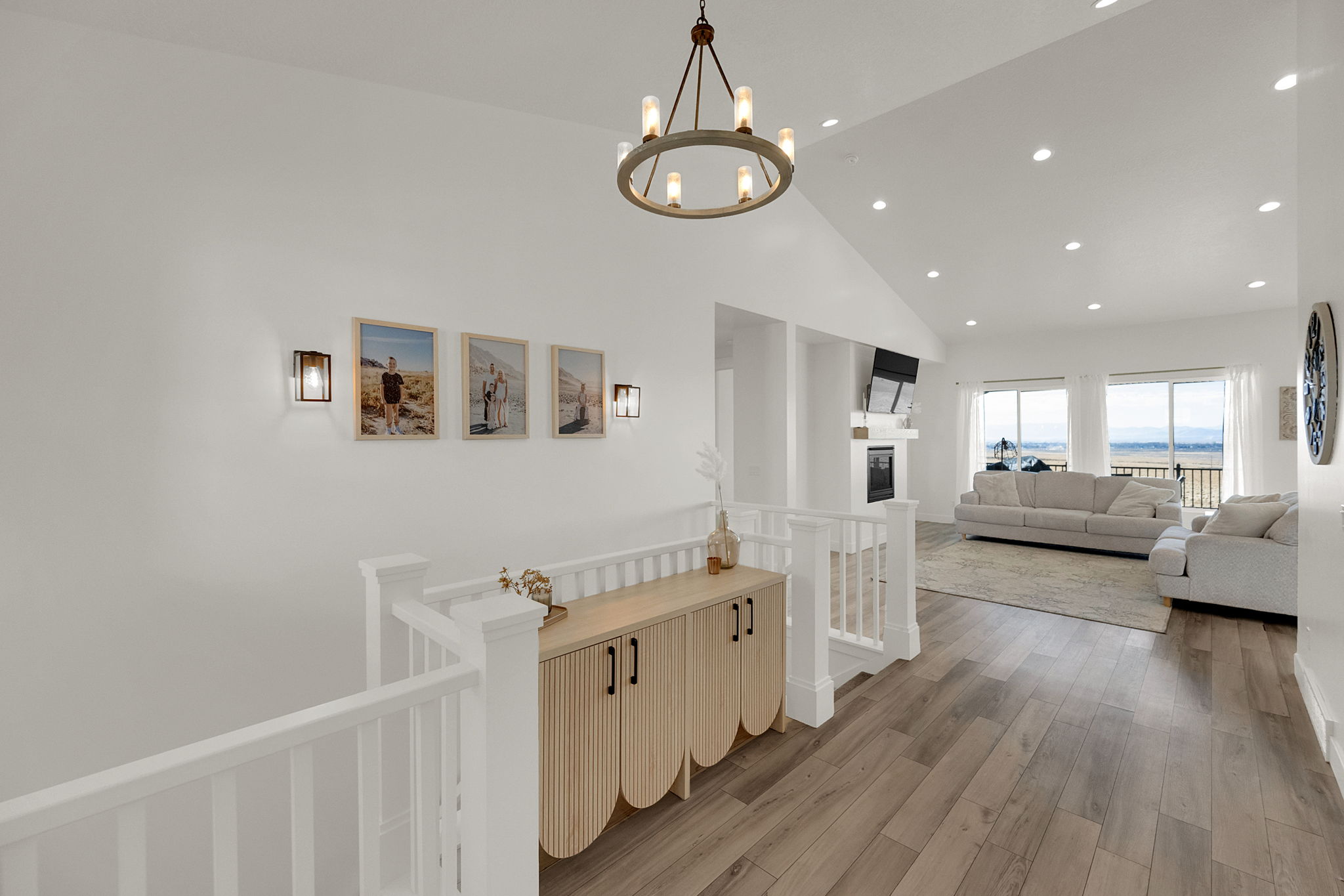 Vaulted ceilings featuring recessed lighting and a wagon-wheel chandelier
