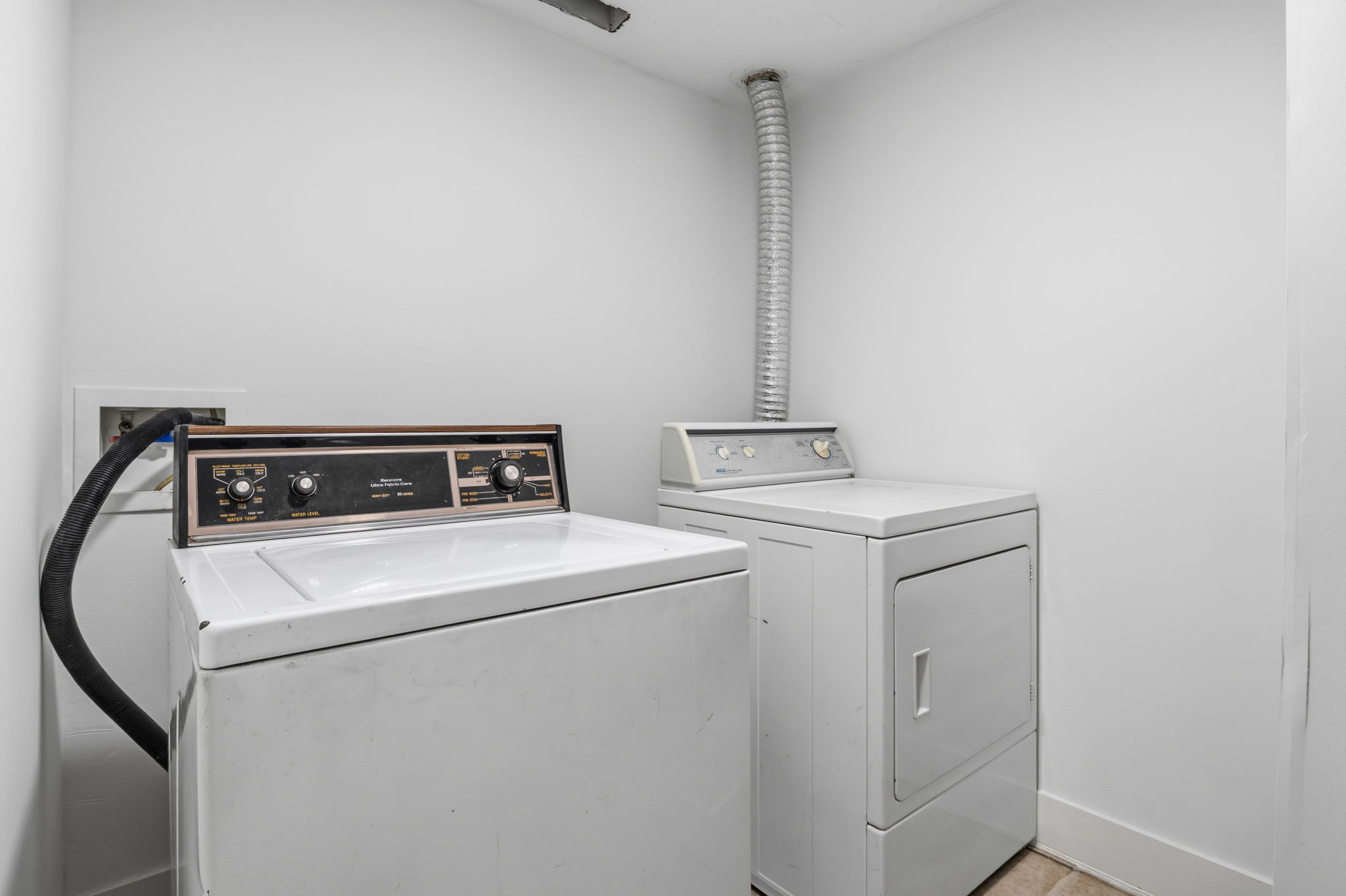 basement  laundry area with a washer and dryer