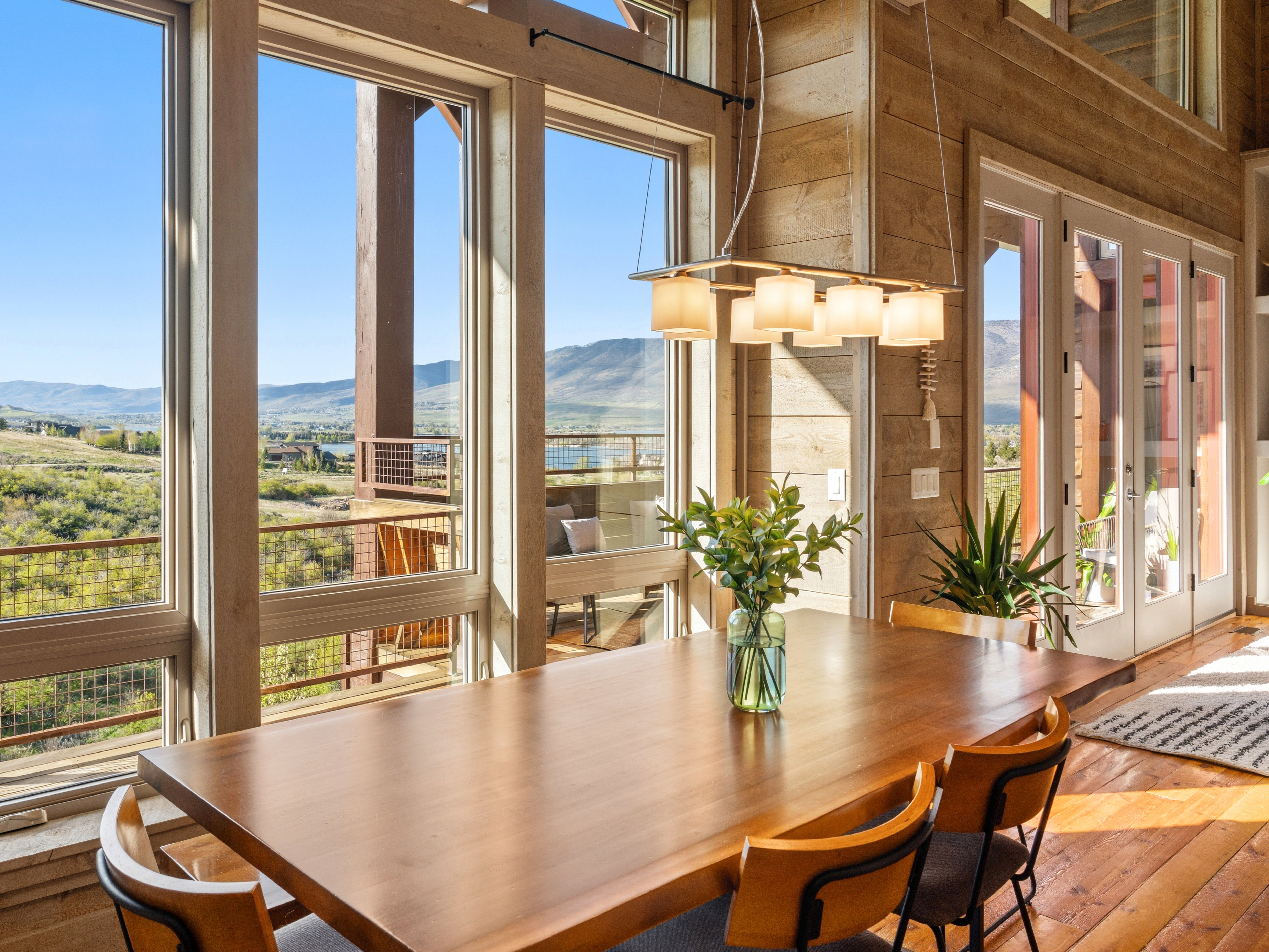 Floor-to-ceiling windows with expansive mountain and valley scenery