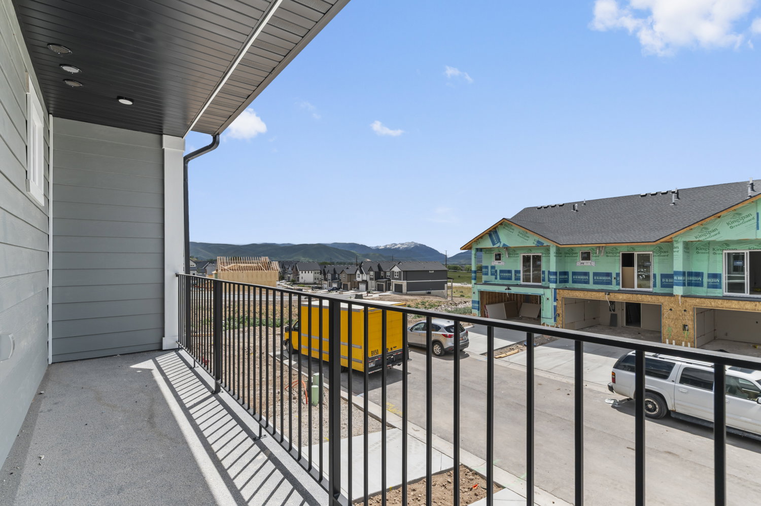 Private balcony featuring a concrete surface and black metal railing