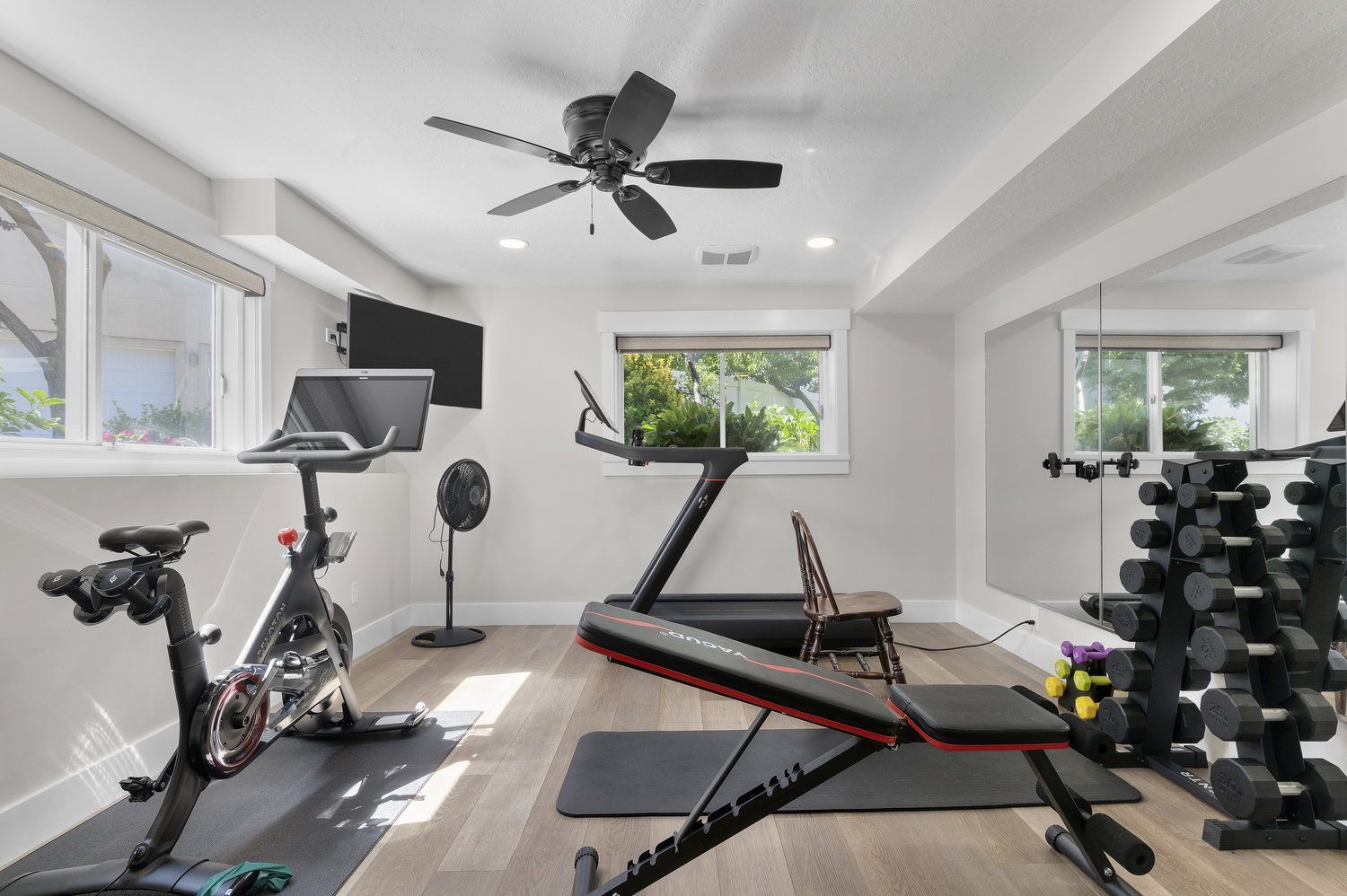 Dedicated fitness room featuring recessed lighting, wood-finish flooring, and a ceiling fan