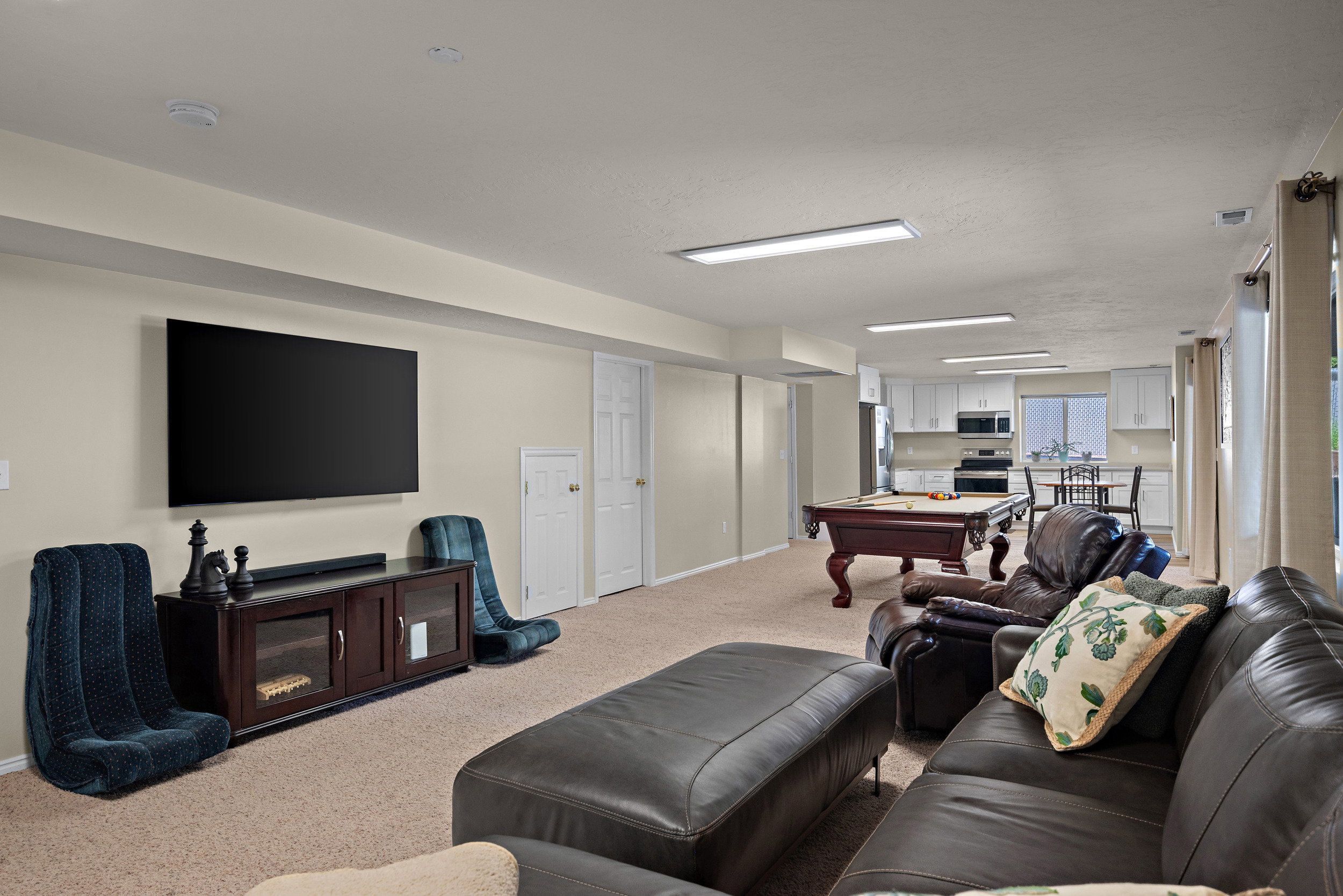 Walkout basement with full kitchen