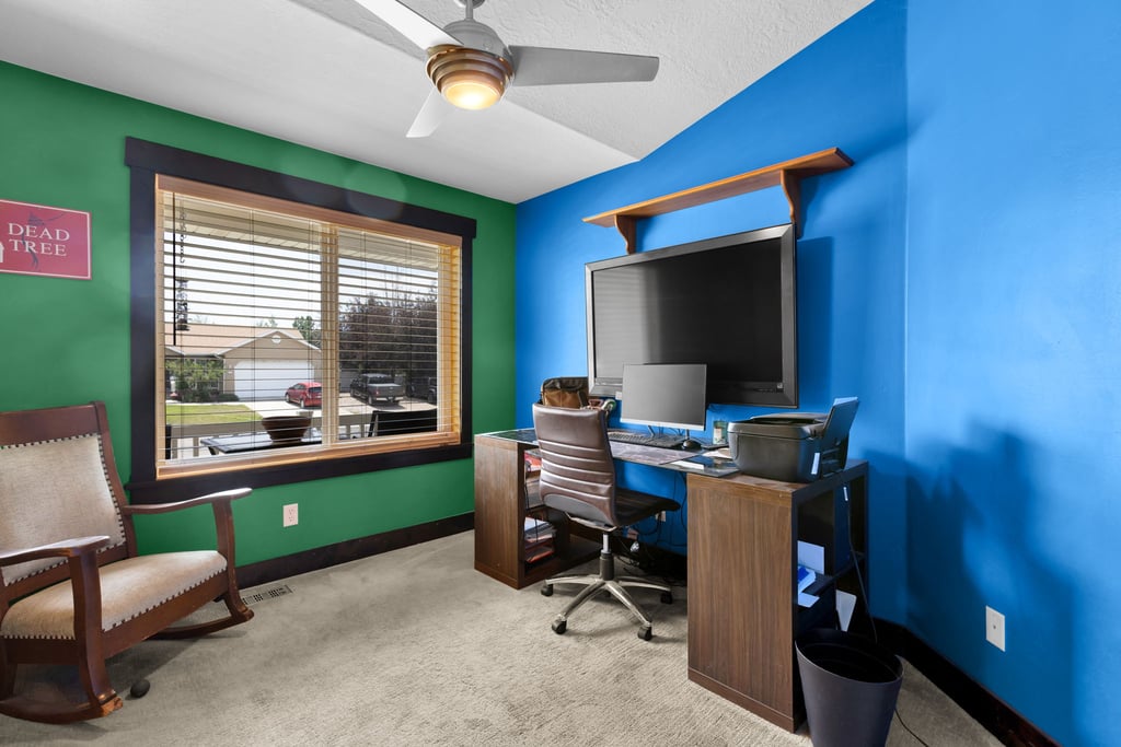Room featuring a large window with horizontal blinds, a ceiling fan with integrated lighting, and carpet flooring