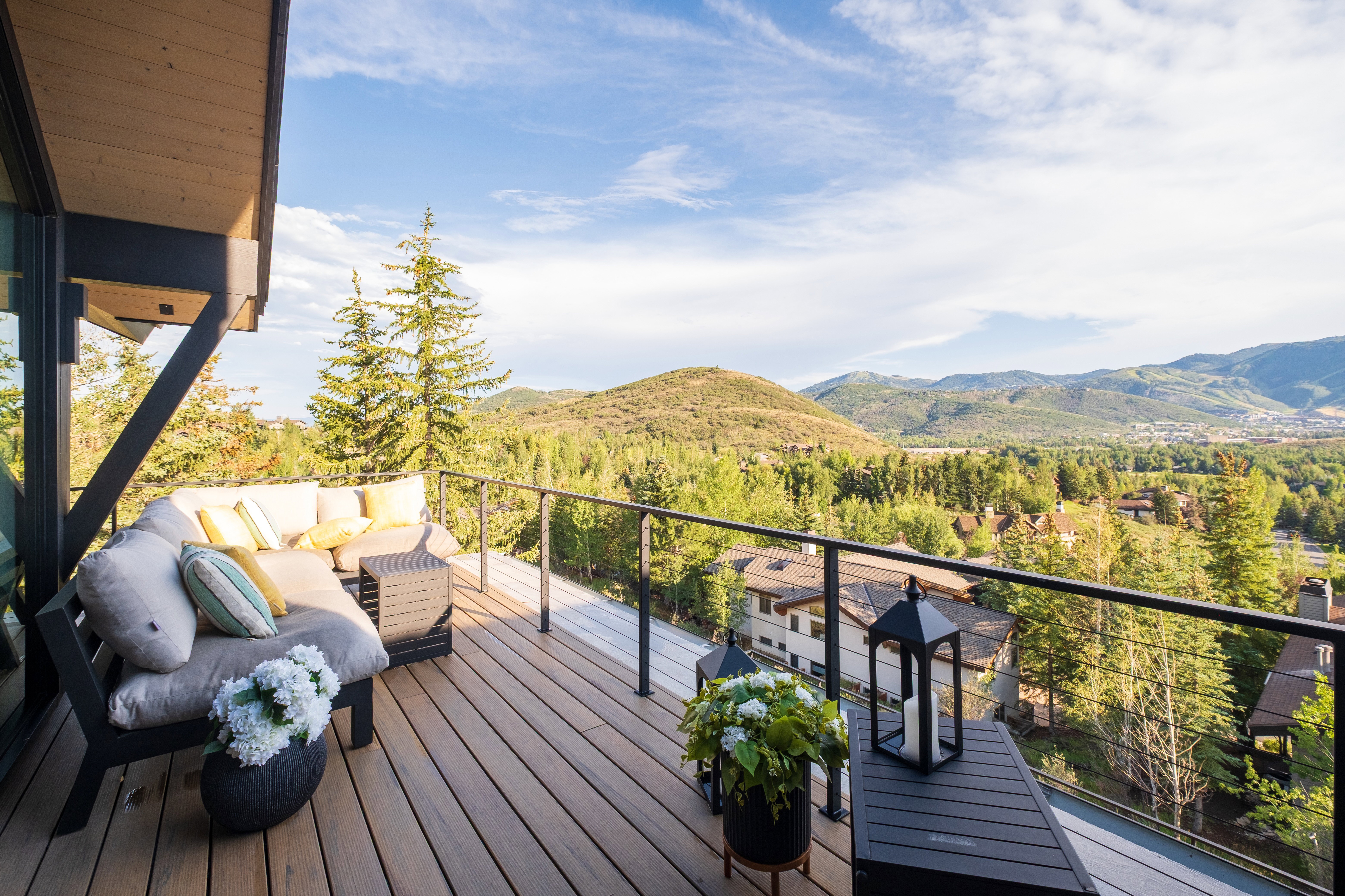 Expansive outdoor deck featuring wood-finish flooring and cable railings