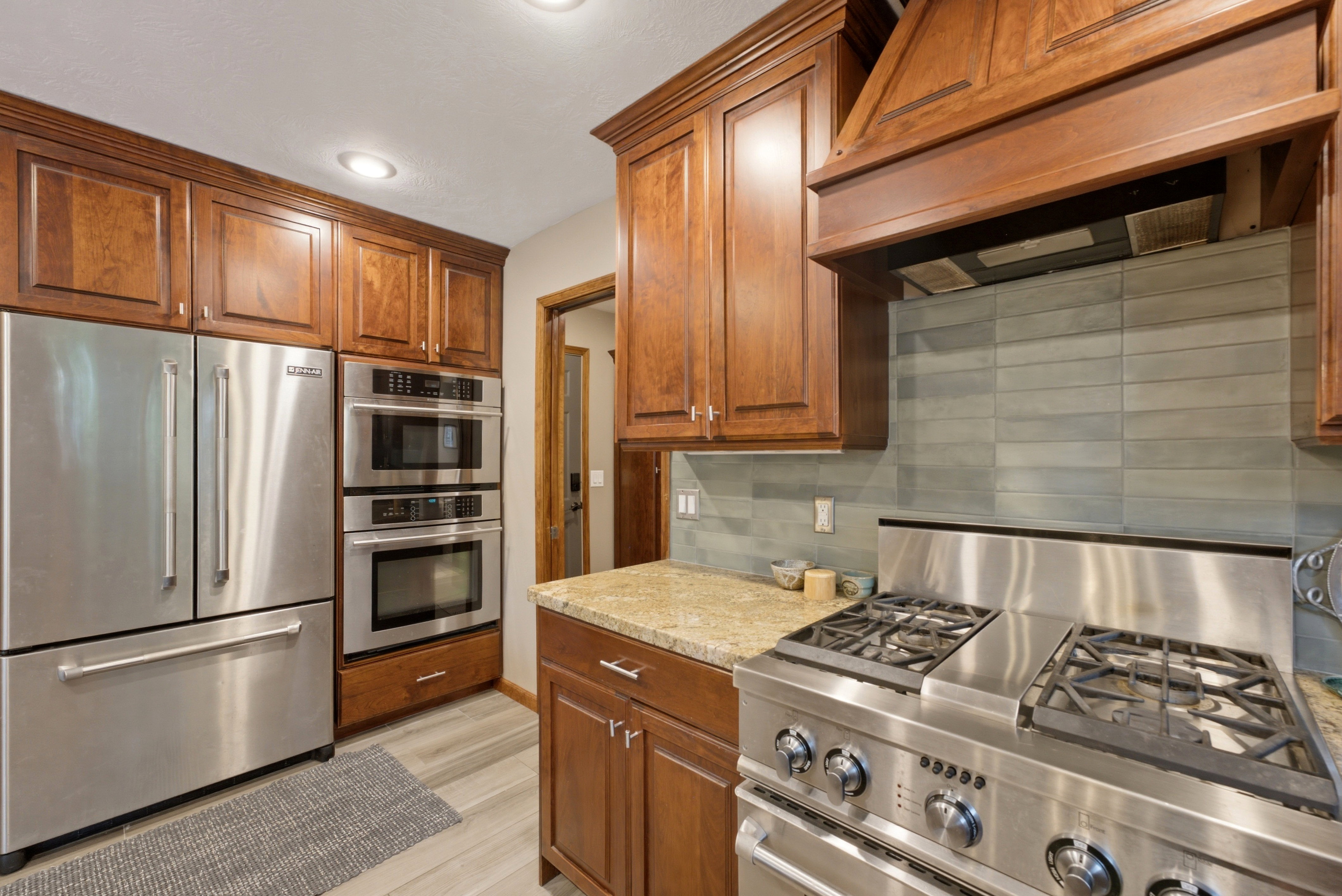 Fridge stays and 2 ovens! Chefs dream kitchen!