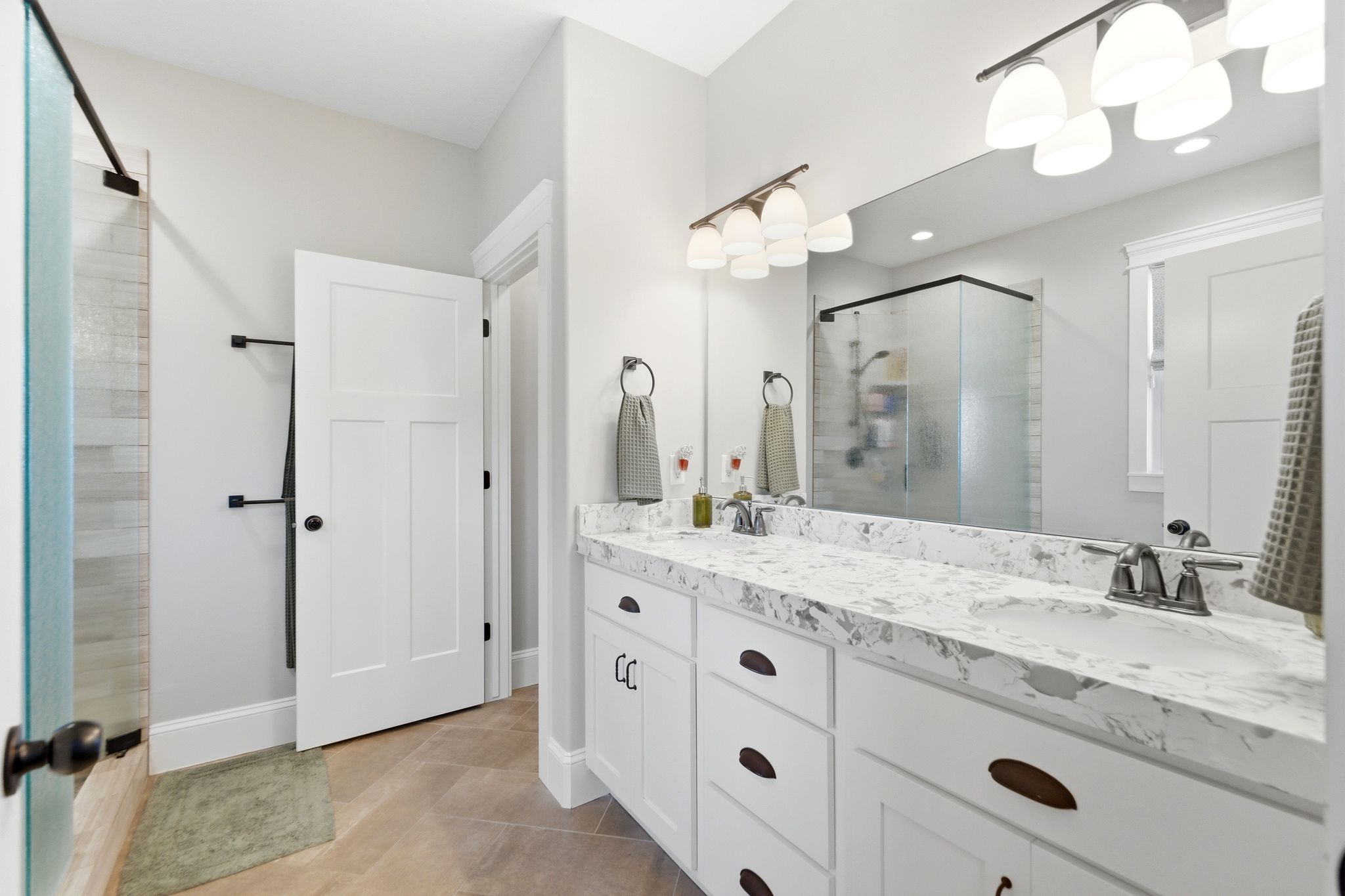 Primary en-suite