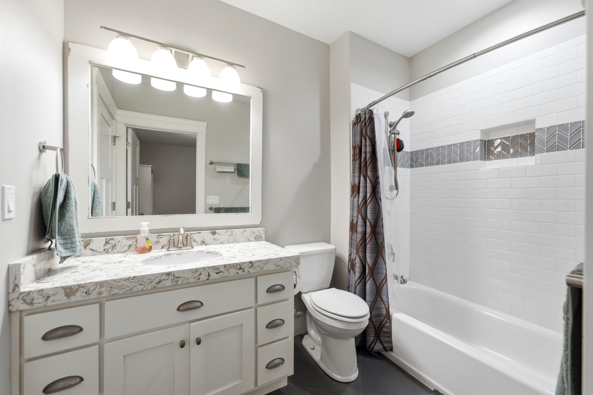 Lower level bedroom en-suite full bathroom