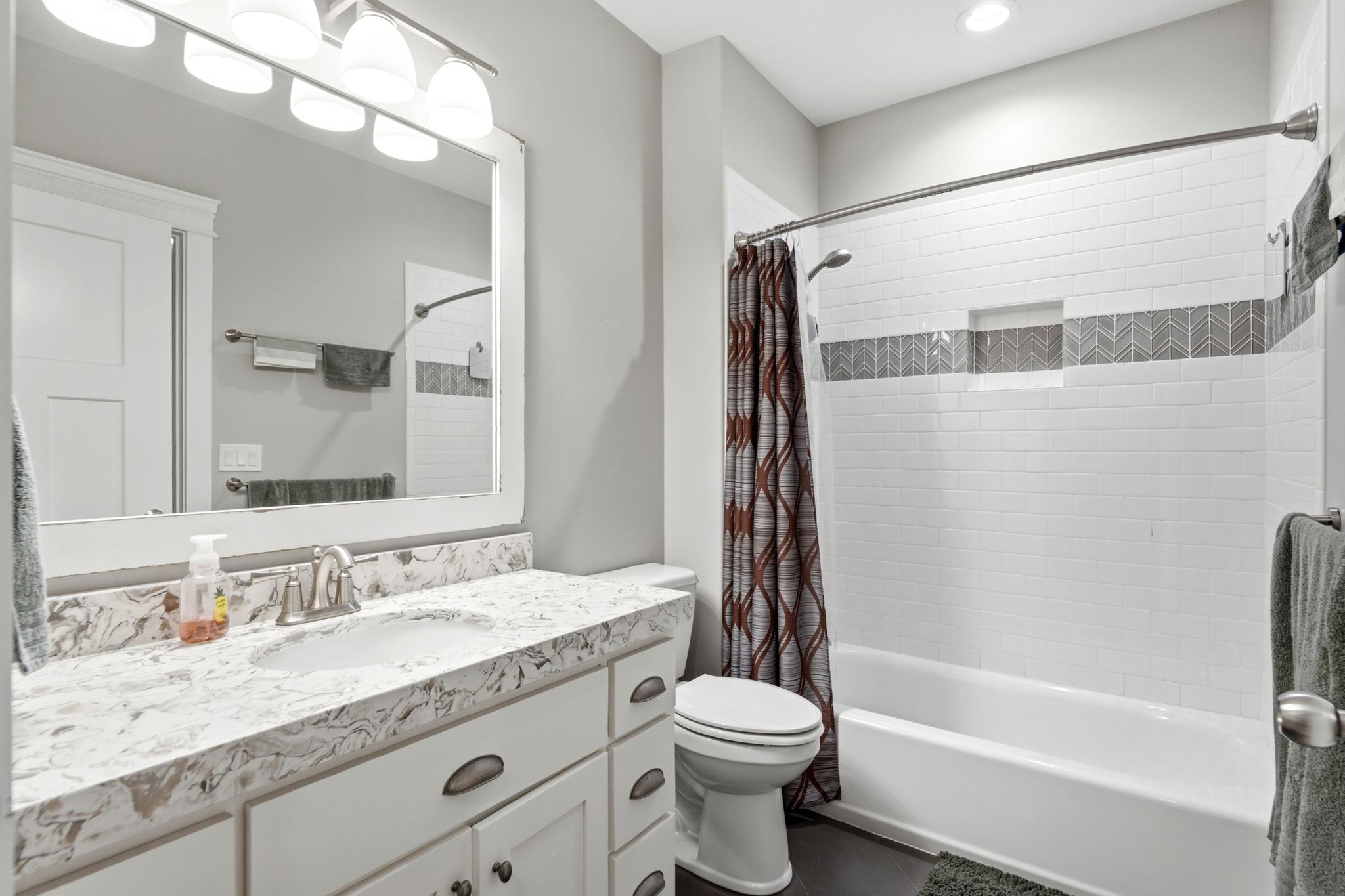 Lower level bedroom en-suite full bathroom