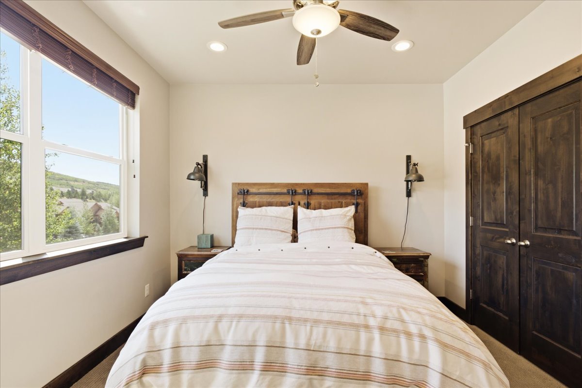 Windowed room with a ceiling fan, recessed lighting, and a double-door closet
