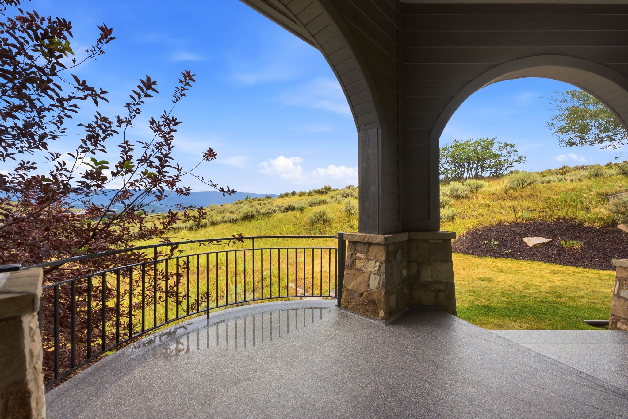 Spacious curved patio with speckled composite flooring