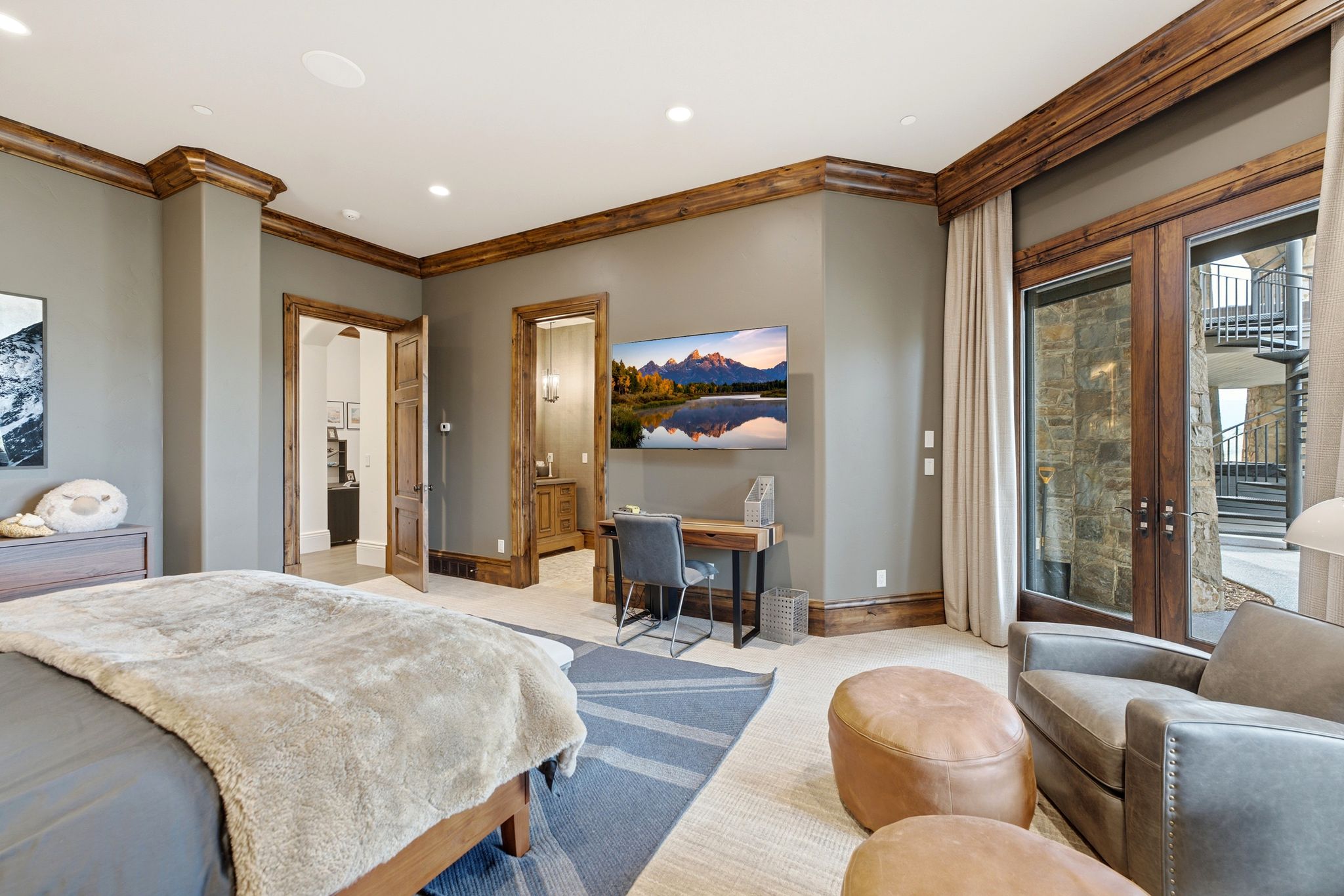 Spacious room featuring wood-finish trim and doors, light-colored carpeting, recessed lighting, and a built-in speaker