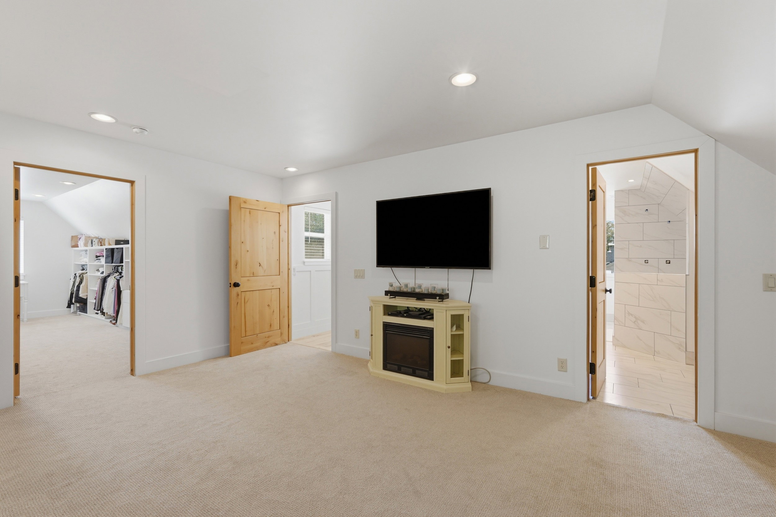 Large owners suite upstairs. Carpeted room with recessed lighting and sloped ceilings